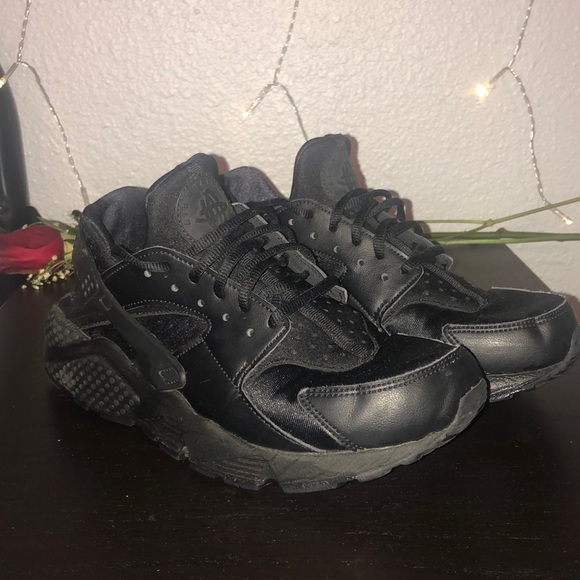 Nike Shoes - ✨Black Nike Huaraches✨